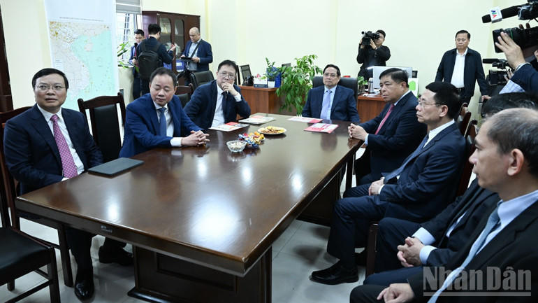 Thủ tướng Phạm Minh Chính thăm một số viện, đơn vị trực thuộc Viện Hàn lâm Khoa học và Công nghệ Việt Nam. (Ảnh: TRẦN HẢI).