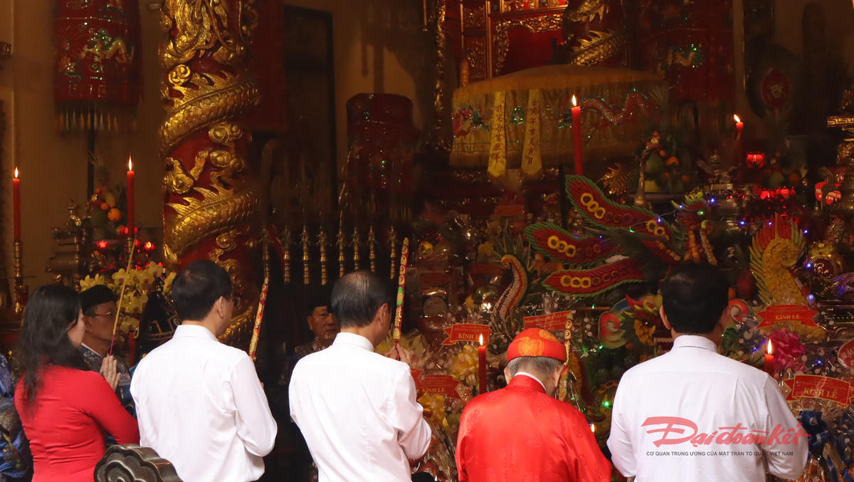 Các đại biểu thực hiện nghi thức dâng hương tưởng nhớ&nbsp;Đức Tả quân Lê Văn Duyệt. Ảnh: Hồng Phúc.