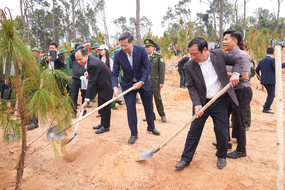 Lãnh đạo TP Hải Phòng cùng lãnh đạo phường Đồ Sơn trồng cây đầu năm. Ảnh: ĐT.&nbsp;