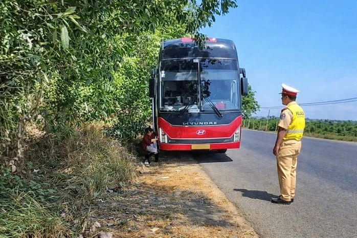 Lực lượng CSGT, Công an tỉnh Quảng Ngãi phát hiện xe khách chở quá số người quy định. Ảnh: CV.