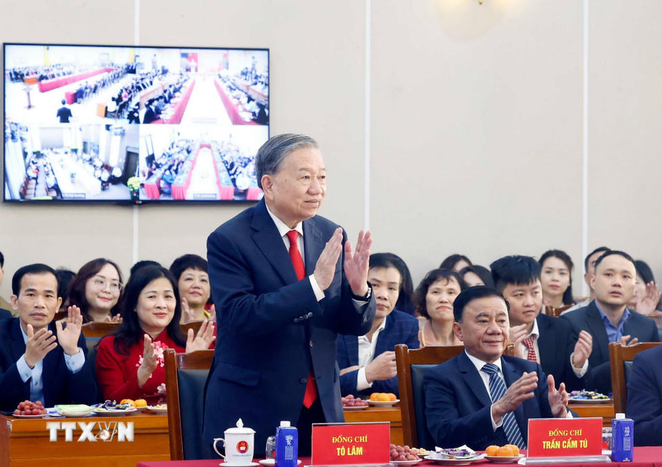 Tổng Bí thư Tô Lâm chúc Tết cán bộ, công chức, viên chức, người lao động Văn phòng Trung ương Đảng. (Ảnh: Thống Nhất/TTXVN).