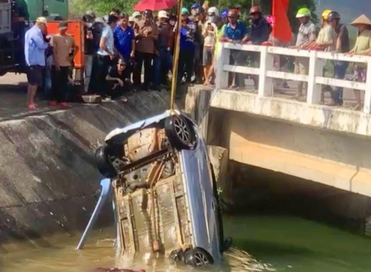 Lực lượng chức năng trục vớt ôtô và 2 thi thể. Ảnh: CV.