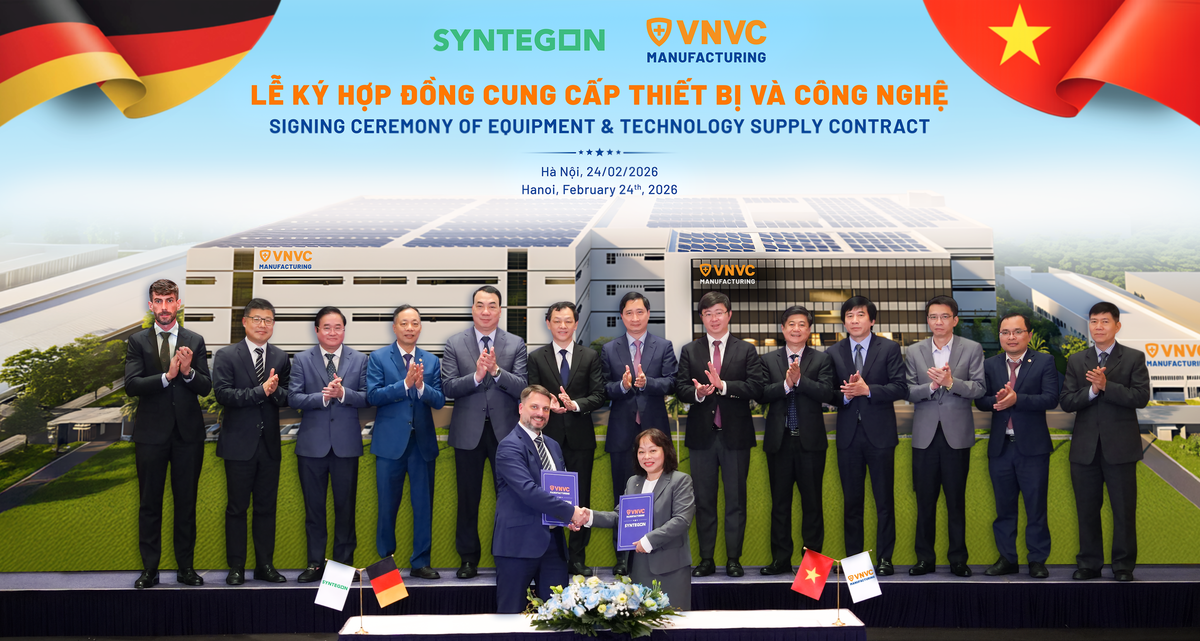 Thứ trưởng Bộ Y tế Nguyễn Tri Thức, Thứ trưởng Bộ Khoa học và Công nghệ Bùi Hoàng Phương cùng lãnh đạo các Cục, Viện chuyên môn chứng kiến đại diện Nhà máy Vắc xin và Sinh phẩm VNVC ký kết hợp đồng mua hệ thống thiết bị công nghệ cao từ Tập đoàn Syntegon (Đức). Ảnh: Thế Vinh.