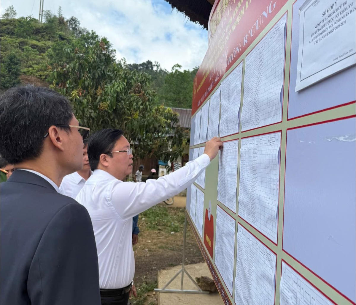 Chủ tịch Ủy ban MTTQ Việt Nam TP Đà Nẵng Lê Trí Thanh kiểm tra thông tin tuyên truyền về bầu cử ở xã A Vương. Ảnh: CV.