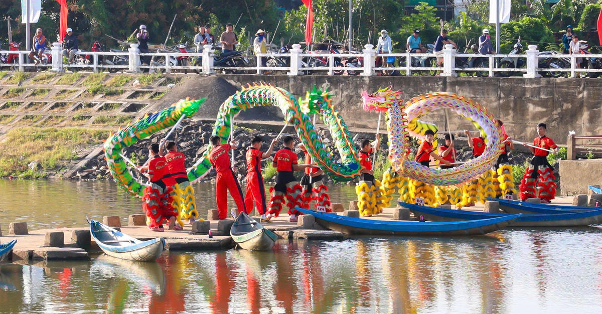 Tiết mục múa rồng trên Sông Dinh. Ảnh X.H