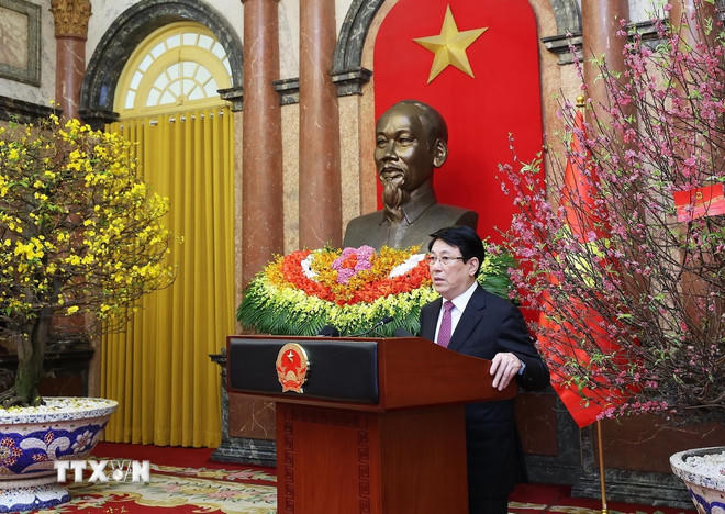 Chủ tịch nước Lương Cường chúc Tết cán bộ, công chức, viên chức, người lao động Văn phòng Chủ tịch nước. (Ảnh: Lâm Khánh/TTXVN)