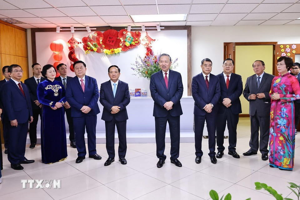 Tổng Bí thư Tô Lâm chúc Tết cán bộ, phóng viên, biên tập viên Ban biên tập tin Thế giới. (Ảnh: Minh Đức/TTXVN)