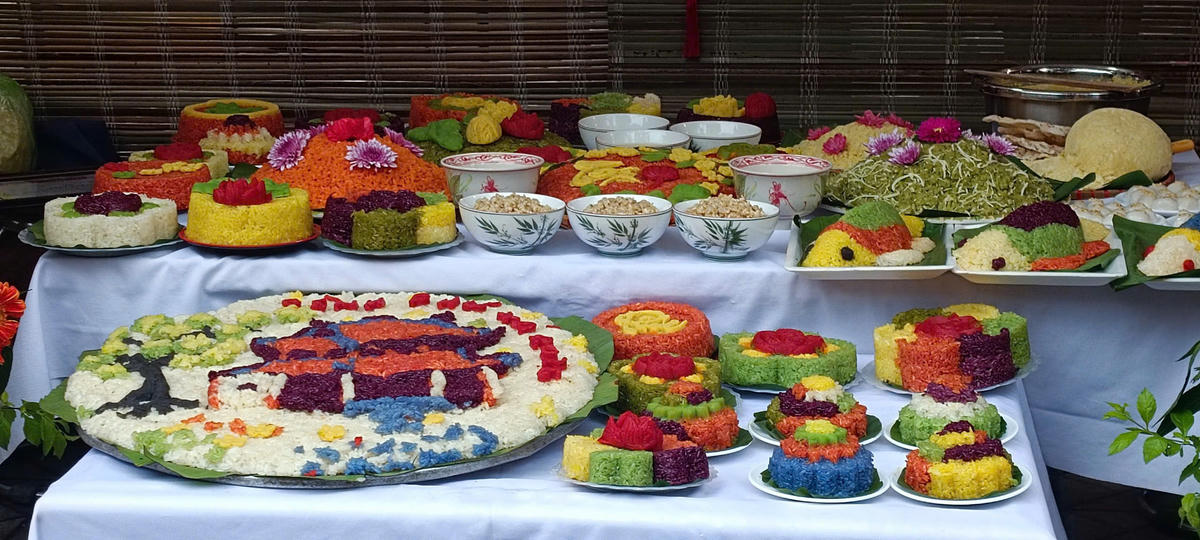 Những nong xôi màu sắc rực rỡ&nbsp;gửi gắm trong đó sự khéo léo, sáng tạo và niềm tự hào của người làm nghề truyền thống.