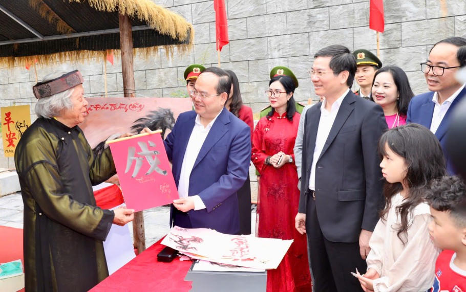 Trong khuôn khổ Hội Khai bút đầu Xuân Bính Ngọ 2026 còn có các hoạt động triển lãm ảnh nghệ thuật, vẽ tranh ký họa, cho chữ thư pháp và biểu diễn nghệ thuật; vinh danh các văn nghệ sĩ, học sinh trong tỉnh có thành tích cao.