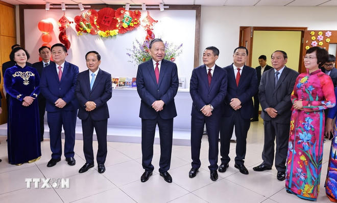 Tổng Bí thư Tô Lâm chúc Tết cán bộ, phóng viên, biên tập viên Ban biên tập tin Thế giới. (Ảnh: Minh Đức/TTXVN)