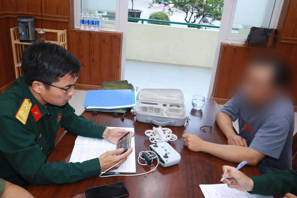 Lực lượng chức năng tạm giữ flycam của anh Trương N.T. Ảnh: CV.