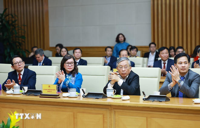 Đại diện các chuyên gia, nhà khoa học tiêu biểu trong lĩnh vực y tế tham dự buổi gặp Thủ tướng Chính phủ. (Ảnh: Dương Giang/TTXVN).