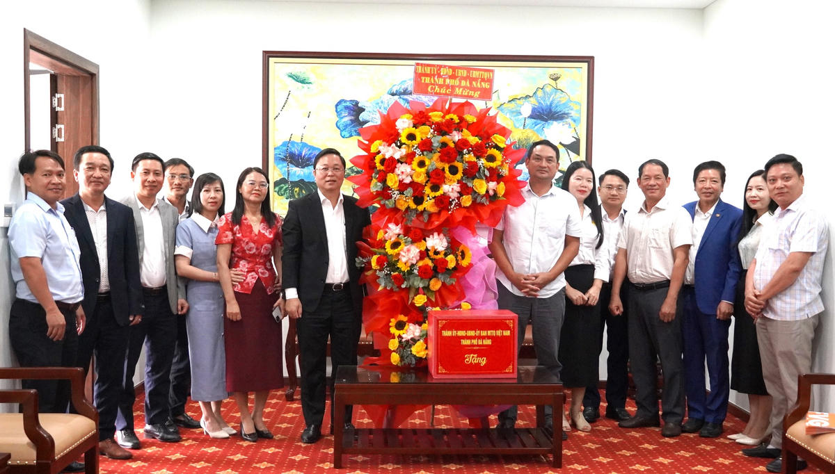 Ông Lê Trí Thanh thăm, chúc tết Công ty CP Tập đoàn FVG Travel. Ảnh: Phương Thuận.