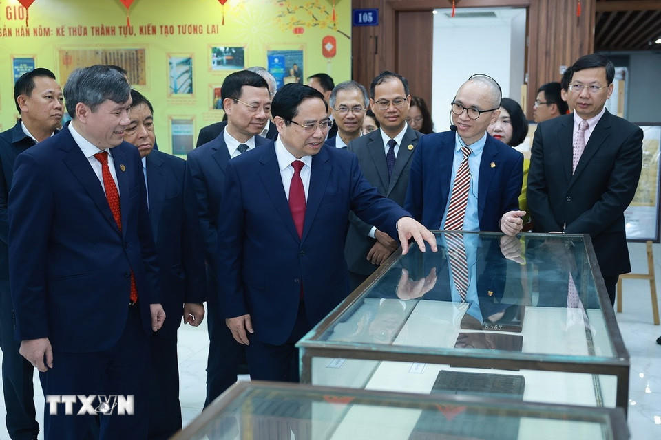 Thủ tướng Phạm Minh Chính tham quan không gian trưng bày kết quả nghiên cứu về khoa học-xã hội tại Viện Hàn lâm Khoa học và Xã hội Việt Nam. (Ảnh: Dương Giang/TTXVN)