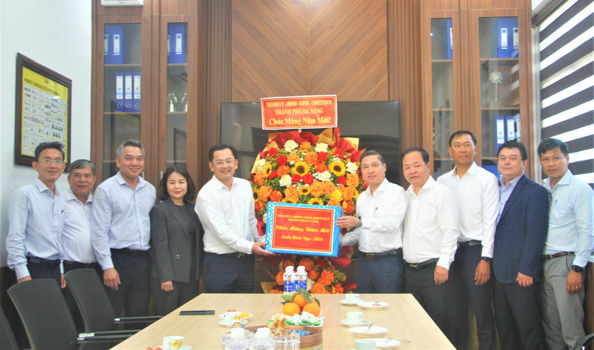 Ông Phan Thái Bình,&nbsp; (bên trái) Phó Chủ tịch UBND TP Đà Nẵng tặng hoa chúc mừng năm mới&nbsp;Công ty Cổ phần Indusvalley Chu Lai. Ảnh: Chí Đại.