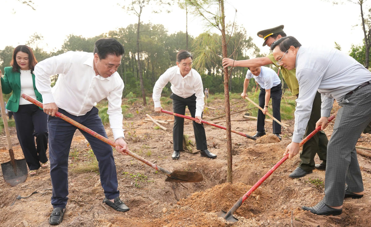 Lãnh đạo thành phố Huế tham gia trồng cây tại lễ phát động. Ảnh: N.H.