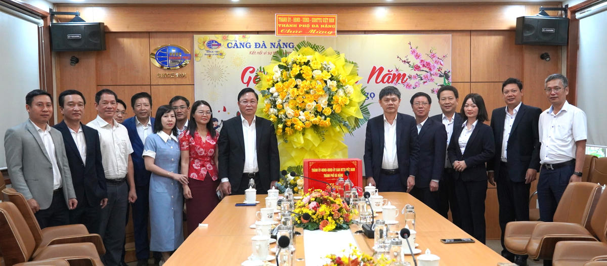 Chủ tịch Ủy ban Mặt trận Tổ quốc Việt Nam thành phố Lê Trí Thanh thăm, chúc tết Công ty CP Cảng Đà Nẵng. Ảnh: Phương Thuận.