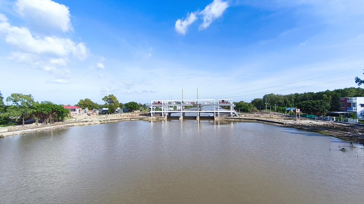 Tỉnh Cà Mau lên phương án phòng chống hạn mặn đồng thời tập trung chỉ đạo vận hành hiệu quả hệ thống công trình thủy lợi, cống ngăn mặn, trạm bơm. Chủ động điều tiết, trữ nước ngọt phục vụ sinh hoạt, sản xuất. Ảnh: Nguyên Du