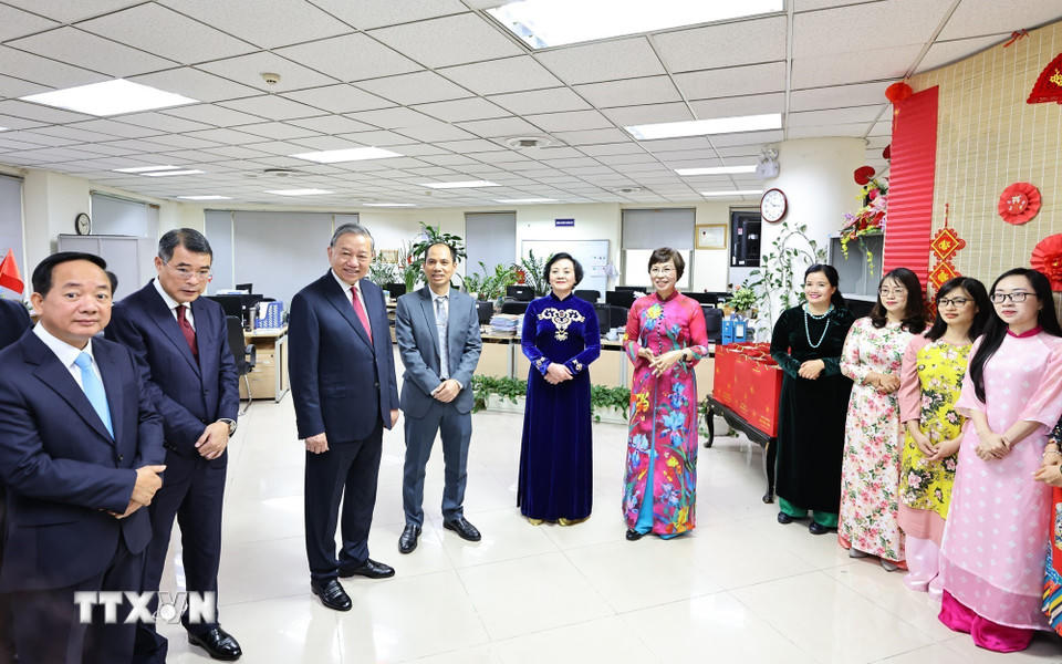 Tổng Bí thư Tô Lâm chúc Tết cán bộ, phóng viên, biên tập viên Ban Biên tập tin Trong nước. (Ảnh: Minh Đức/TTXVN)