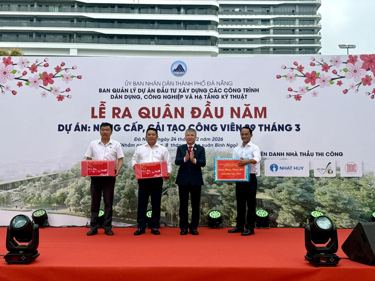 Ông Nguyễn Đức Dũng tặng quà động viên các nhà thầu. Ảnh: Nguyễn Tú.