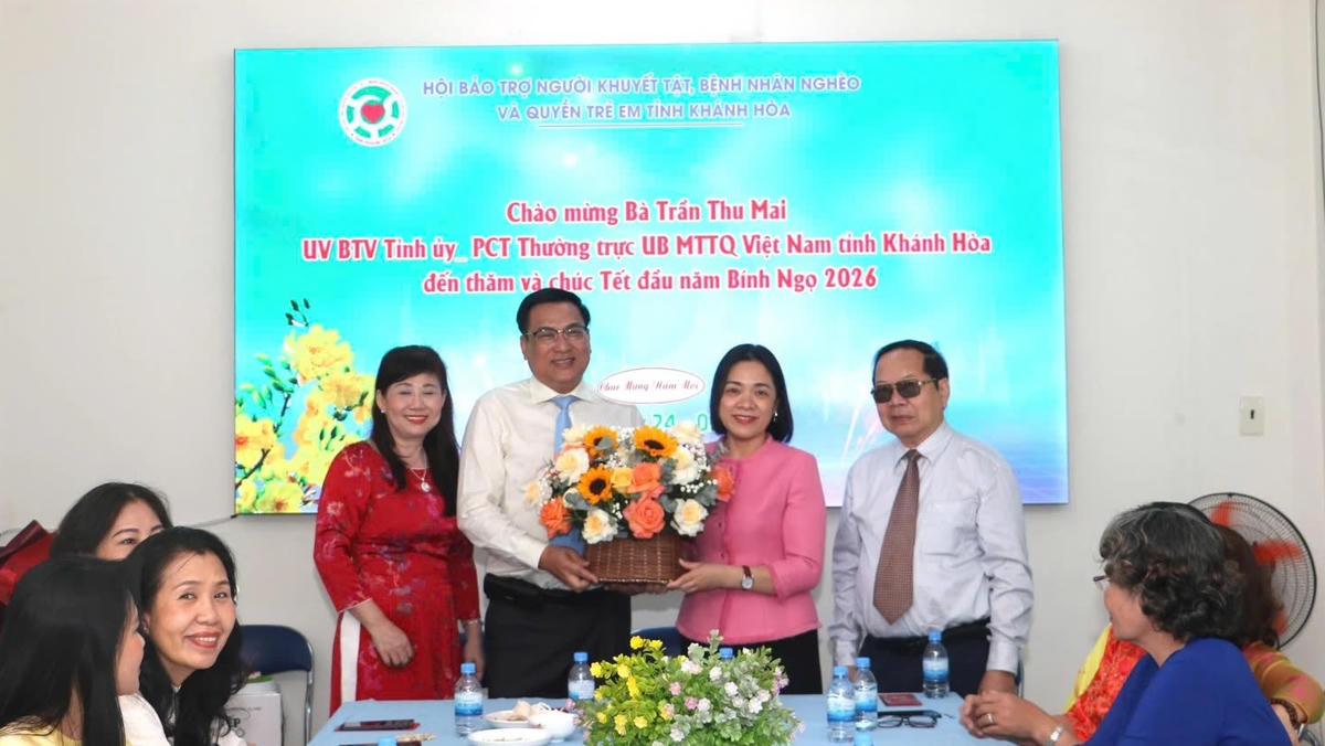 Bà Trần Thu Mai, Phó Chủ tịch Thường trực Ủy ban MTTQ Việt Nam tỉnh Khánh Hòa cùng đoàn công tác, chúc mừng năm mới Hội Bảo trợ người khuyết tật, bệnh nhân nghèo và quyền trẻ em tỉnh Khánh Hòa. Ảnh X.H