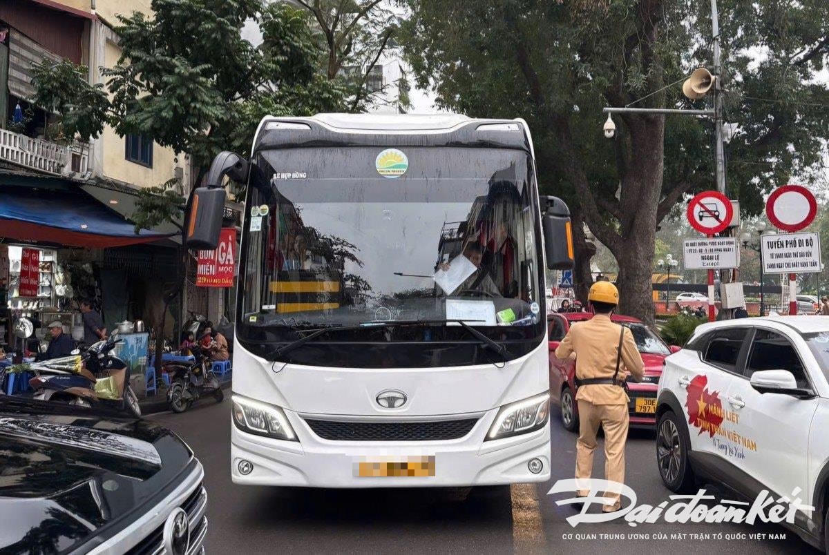 Xe hợp đồng bị Cảnh sát giao thông xử phạt vì đi vào giờ cấm.