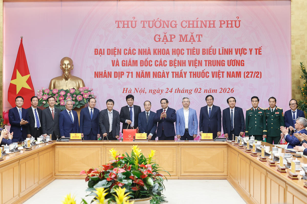 Thủ tướng Chính phủ Phạm Minh Chính tặng quà đại diện các nhà khoa học tiêu biểu trong lĩnh vực y tế và Giám đốc các bệnh viện Trung ương nhân Kỷ niệm 71 năm Ngày Thầy thuốc Việt Nam 27/2. Ảnh: Nhật Bắc