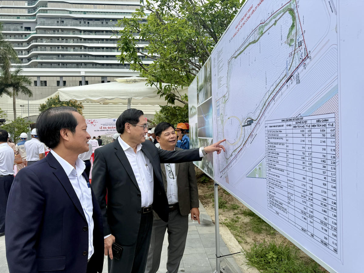 Từ trái qua: ông Nguyễn Nho Thiện, Phó giám đốc Ban quản lý dự án; ông Nguyễn Thành Tiến, Bí thư Đảng ủy phường Thanh Khê; ông Nguyễn Văn Vinh, Phó Giám đốc Ban quản lý dự án. Ảnh: Nguyễn Tú