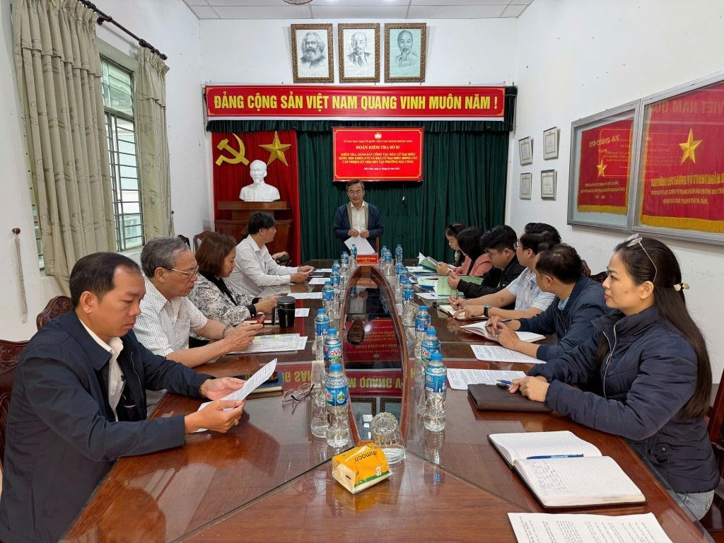 Ông Nguyễn Phi Hùng, Phó Chủ Ủy ban MTTQ Việt Nam TP Đà Nẵng làm việc với phường Hải Châu về công tác triển khai, chuẩn bị bầu cử. Ảnh: CV.