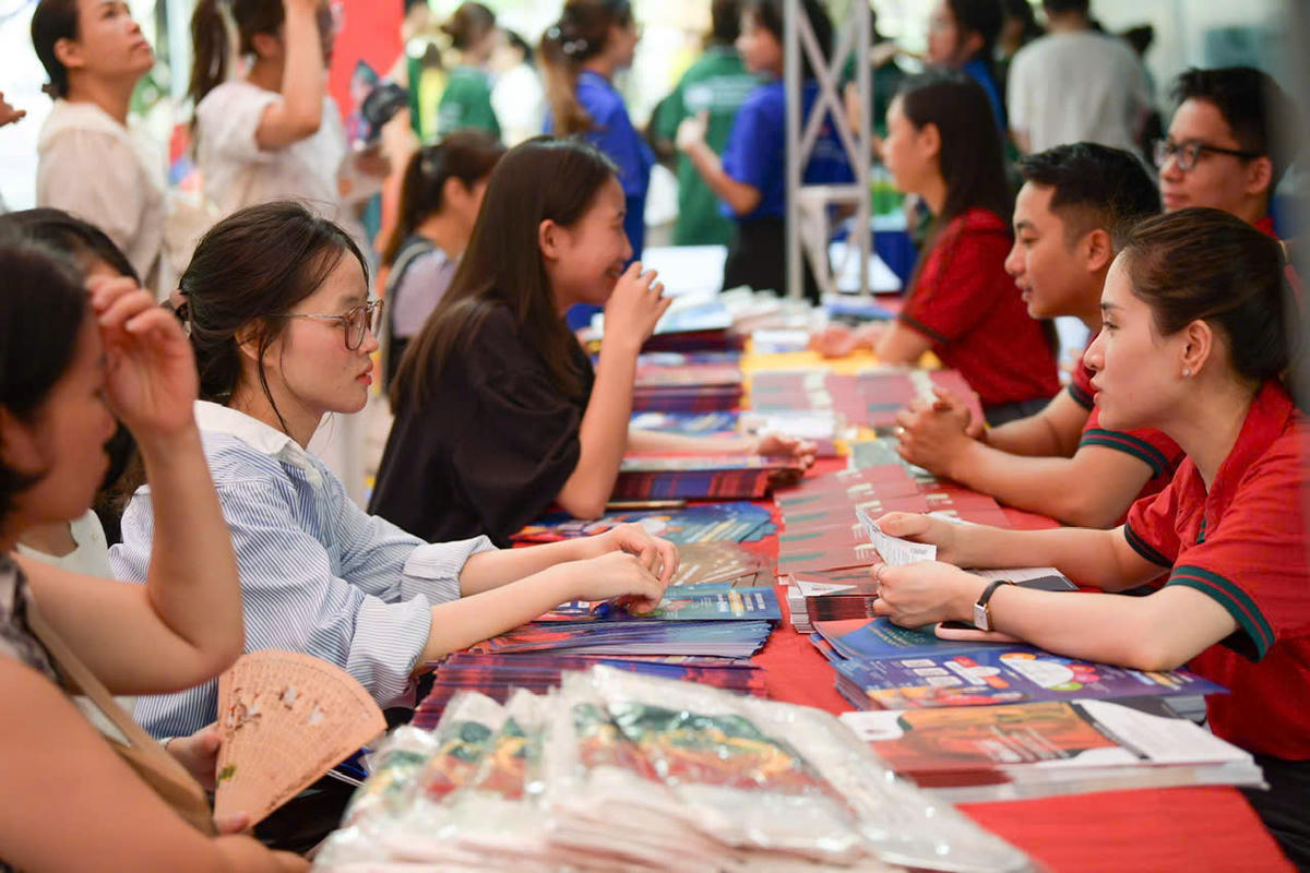 Thí sinh tìm hiểu thông tin tuyển sinh của trường đại học.