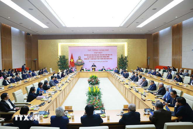 Thủ tướng Chính phủ Phạm Minh Chính gặp mặt đại diện các chuyên gia, nhà khoa học tiêu biểu trong lĩnh vực y tế. (Ảnh: Dương Giang/TTXVN).