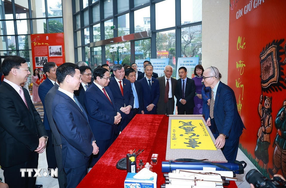 Thủ tướng Phạm Minh Chính tham quan không gian trưng bày về Hán Nôm tại Viện Hàn lâm Khoa học và Xã hội Việt Nam. (Ảnh: Dương Giang/TTXVN)