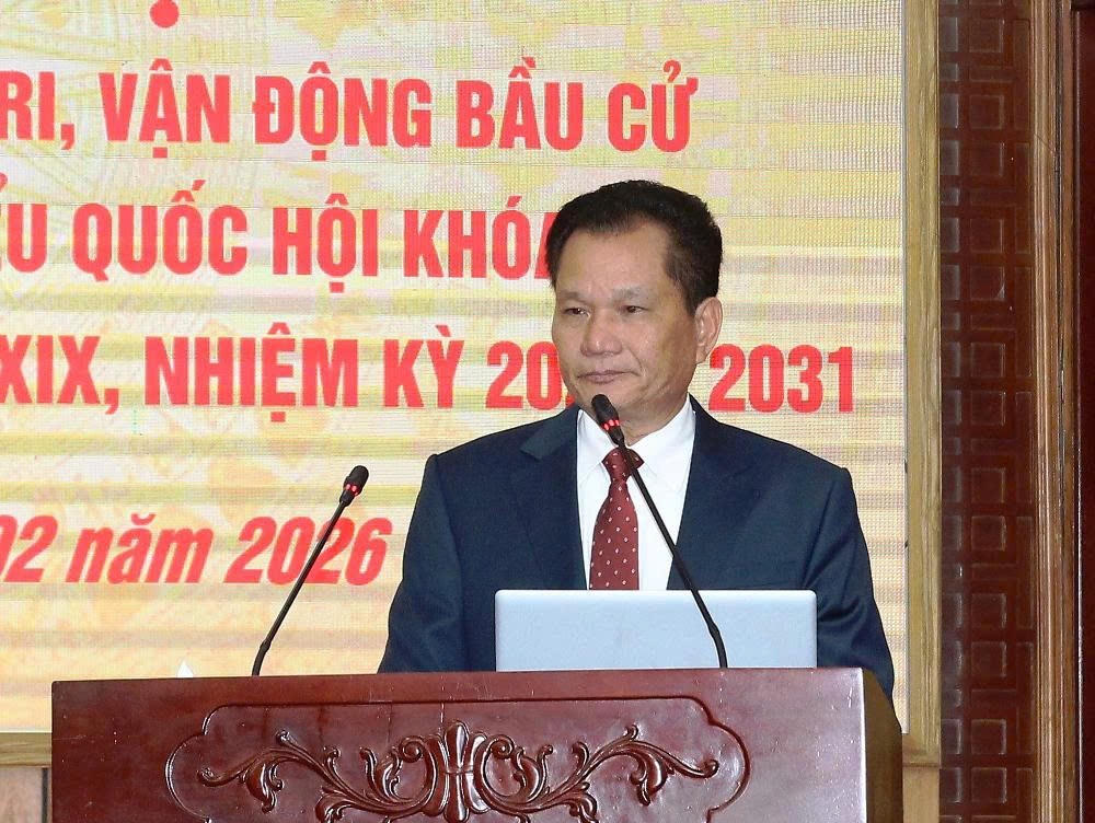 Tiến sĩ Bùi Sỹ Lợi, Nguyên Phó Chủ nhiệm Ủy ban các vấn đề xã hội của Quốc hội khóa XIV chia sẻ một số kỹ năng, kinh nghiệm của ứng cử viên khi gặp gỡ, tiếp xúc với cử tri tại hội nghị. Ảnh: Nguyễn Cung.
