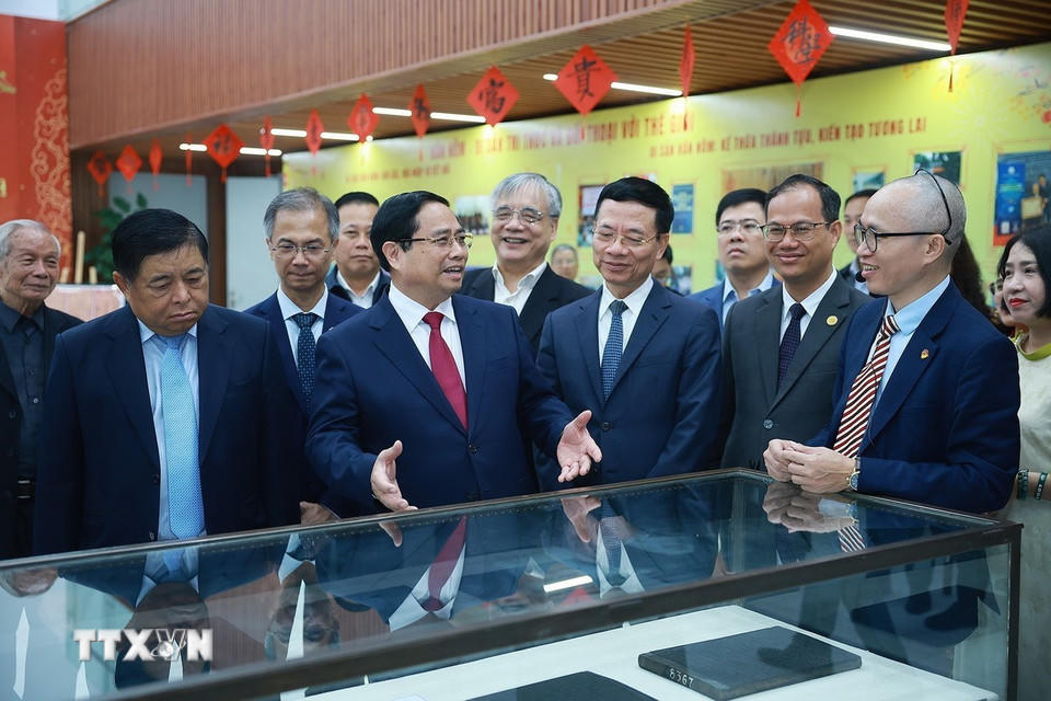 Thủ tướng Phạm Minh Chính tham quan không gian trưng bày kết quả nghiên cứu về khoa học-xã hội tại Viện Hàn lâm Khoa học và Xã hội Việt Nam. (Ảnh: Dương Giang/TTXVN)