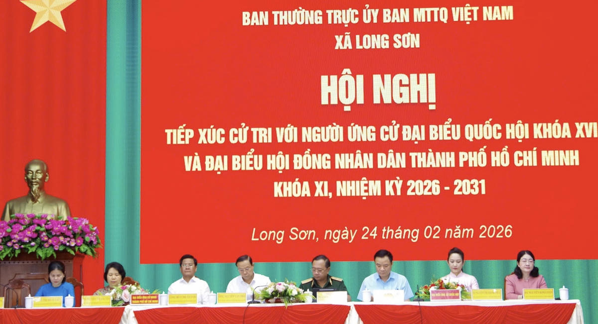 Các ứng viên đại biểu tiếp xúc cử tri và trình bày chương trình hành động. Ảnh: Như Thành.