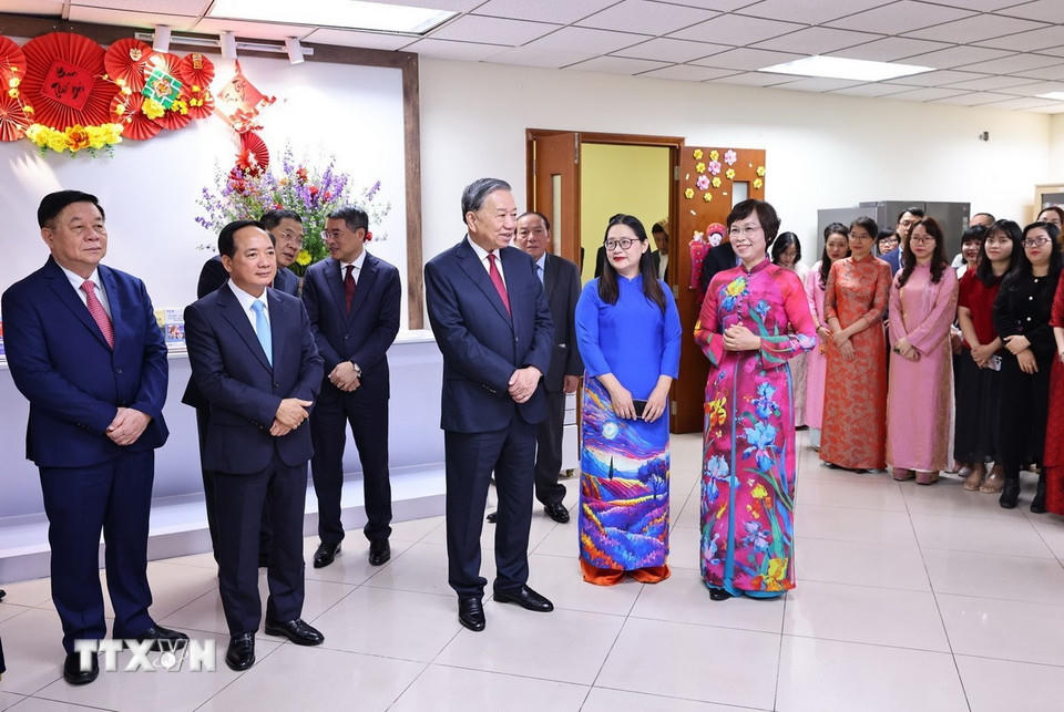 Tổng Bí thư Tô Lâm chúc Tết cán bộ, phóng viên, biên tập viên Ban biên tập tin Thế giới. (Ảnh: Minh Đức/TTXVN)