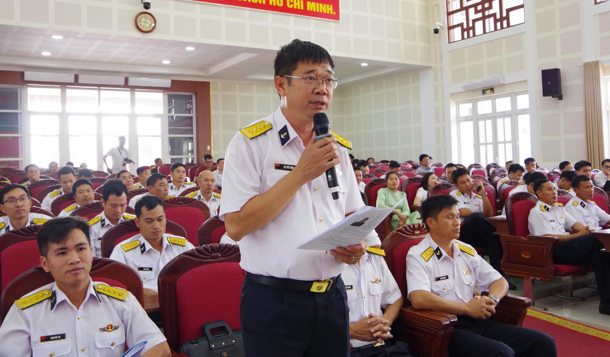 Đại tá Lại Thế Công, Cử tri Phòng Chính trị Vùng 2 trao đổi với các ứng viên về chương trình hành động ứng cử. Ảnh: Như Thành.