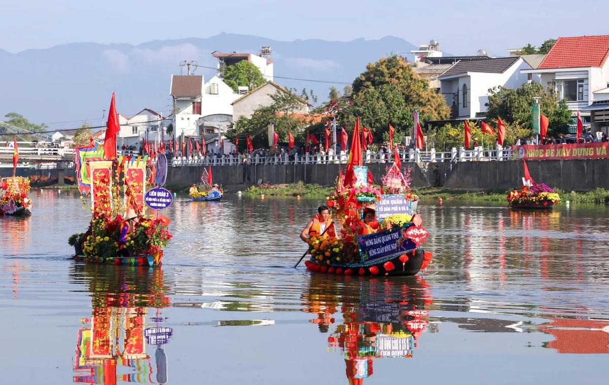 Thuyền hoa diễu hành trên sông Dinh tại lễ hội. Ảnh X.H