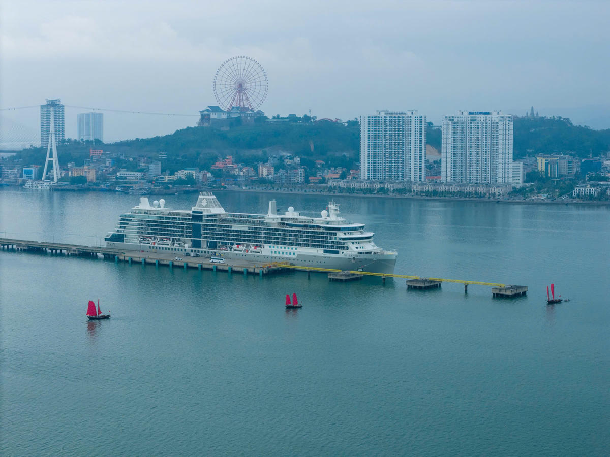  Tàu biển Silver Nova (quốc tịch Bahamas) cập Cảng tàu khách quốc tế Hạ Long (Quảng Ninh) đưa theo&nbsp;665 khách du lịch quốc tế.