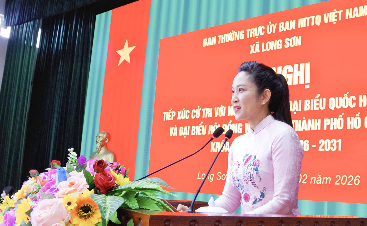 Bà Nguyễn Thị Thanh Thúy, Phó Giám đốc Sở Văn hóa và Thể thao TP Hồ Chí Minh trình bày chương trình hành động với các cử tri. Ảnh: Như Thành.