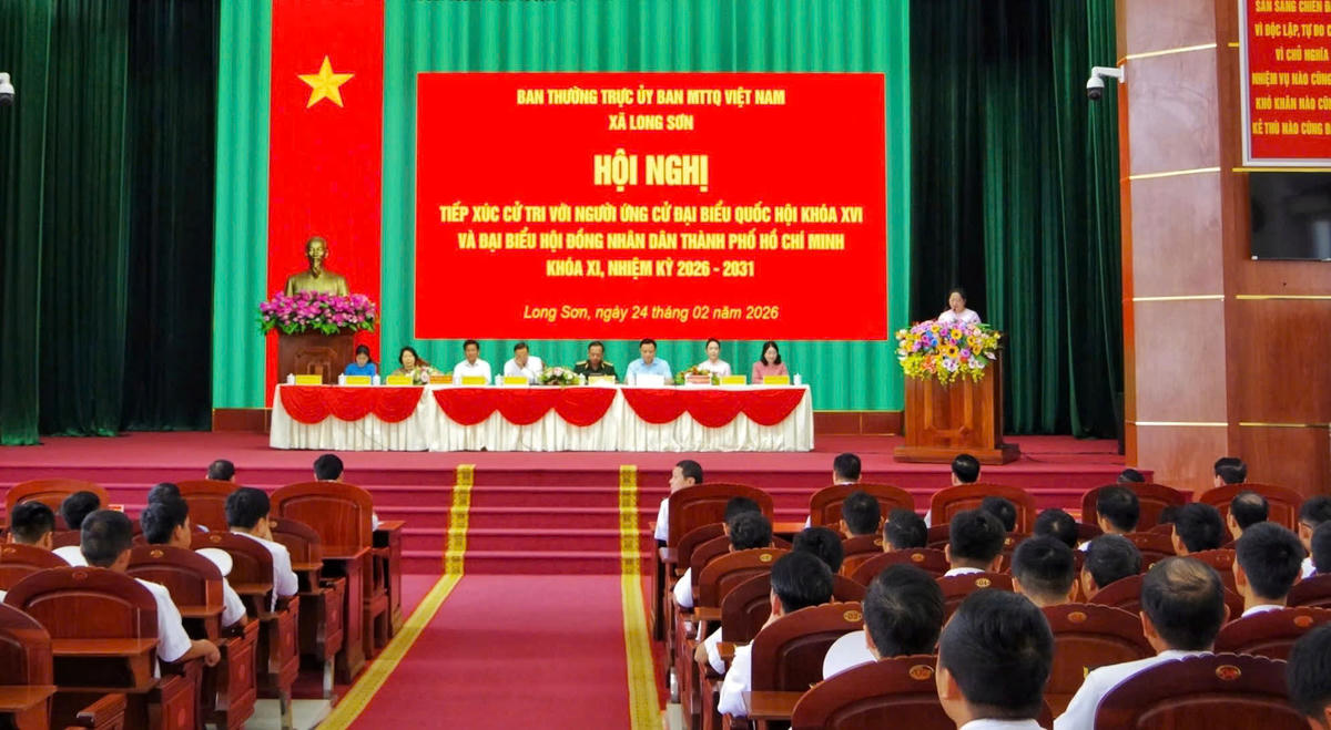 Quang cảnh hội nghị tiếp xúc cử tri với người ứng cử đại biểu. Ảnh: Như Thành.