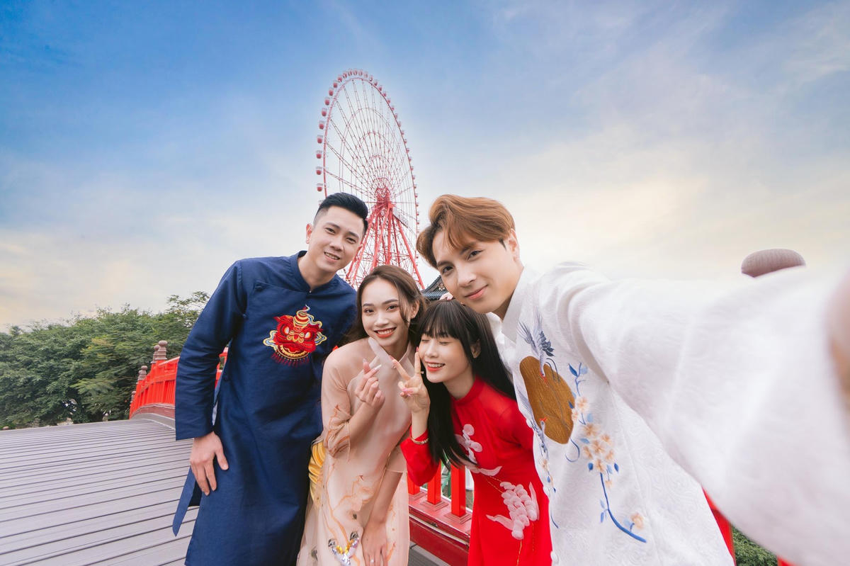 Du khách vui chơi Tết ở khu du lịch Sun World Ha Long.