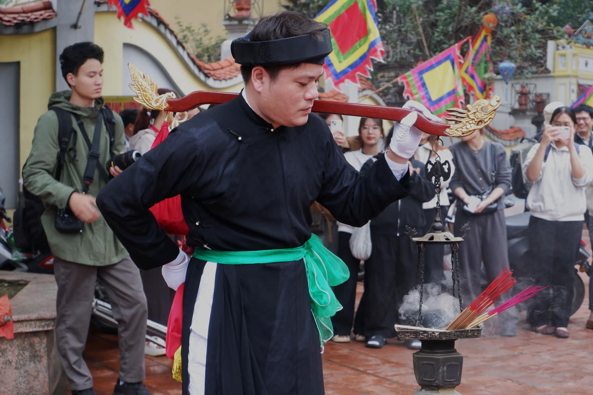 Dân làng tề tựu về Đình làng Triều Khúc để sẵn sàng bắt đầu lễ rước.&nbsp;Công tác chuẩn bị cho lễ rước vô cùng chu đáo.&nbsp;