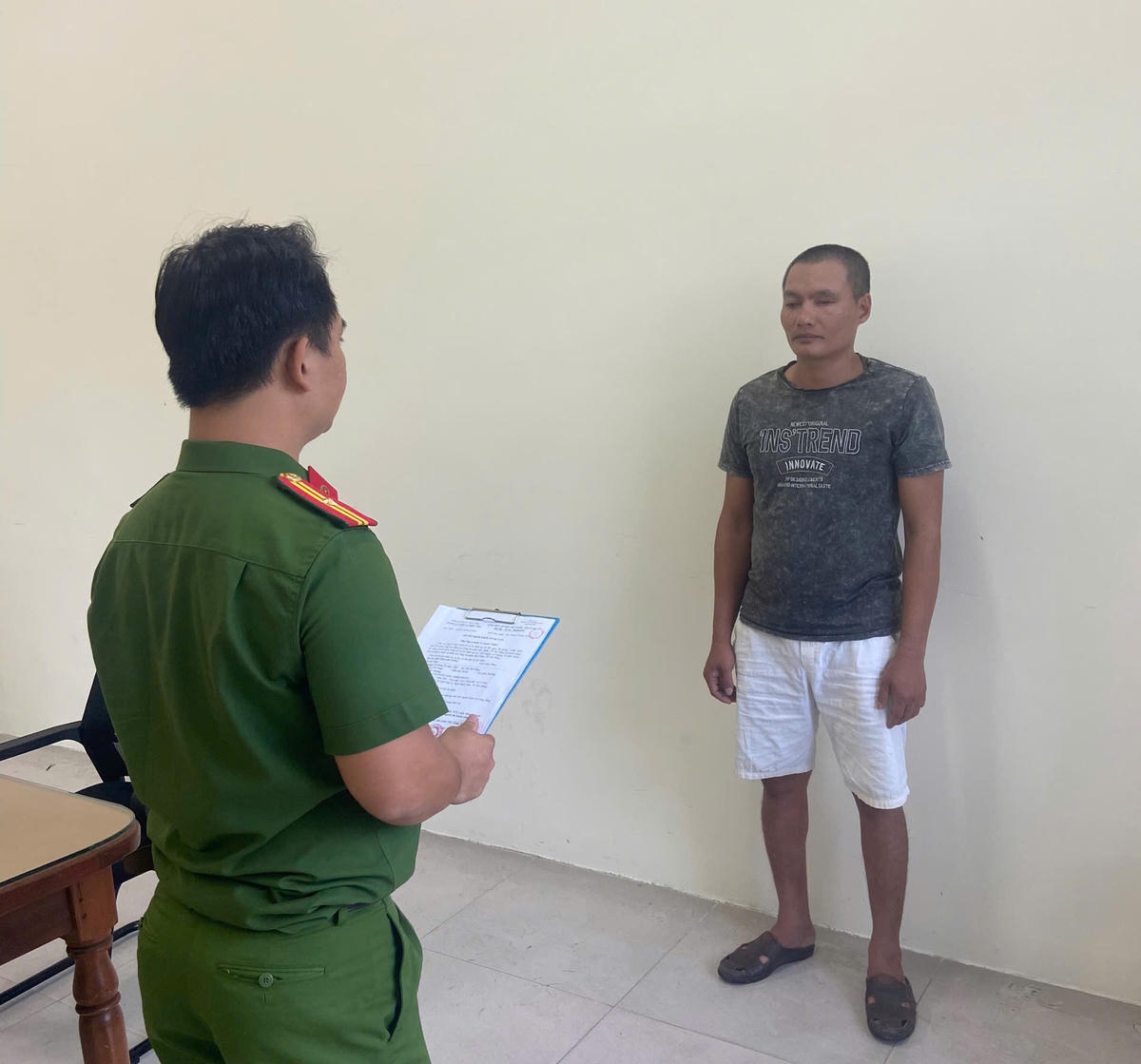 Đối tượng&nbsp;Đỗ Thanh Tùng tại cơ quan Công an. Ảnh: CV.