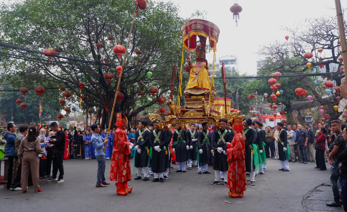 Chiều 25/2 (tức mùng 9 tháng Giêng), làng Triều Khúc tưng bừng mở lễ hội truyền thống tại nơi thờ Thành hoàng Phùng (Bố Cái Đại Vương Phùng Hưng). Lễ hội năm nào cũng thu hút đông đảo dân làng và du khách tới tham dự.&nbsp;