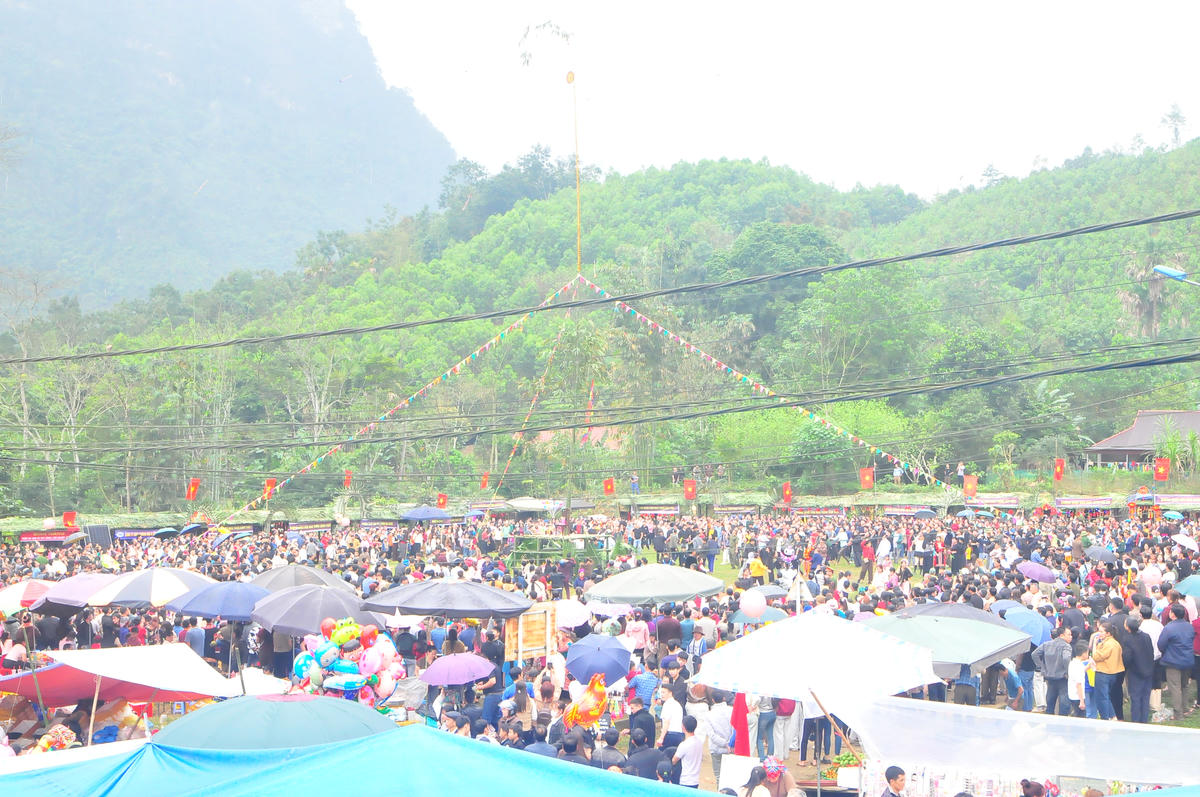 Hàng nghìn người khắp nơi tụ tập về sân trung tâm để tham gia Lễ hội Lồng Tông xã Bình An. Ảnh: Xuân Trường.