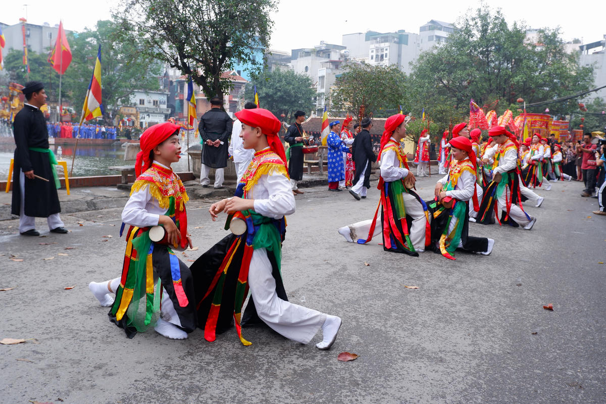 Điểm nhấn độc đáo nhất của hội làng Triều Khúc chính là điệu múa "Con đĩ đánh bồng". Các nam thanh niên hóa trang thành những cô gái xinh đẹp, mang trước ngực chiếc trống bồng nhỏ, đầu chít khăn mỏ quạ, mặc váy nhiễu màu đen với những dài màu ngũ sắc.&nbsp;