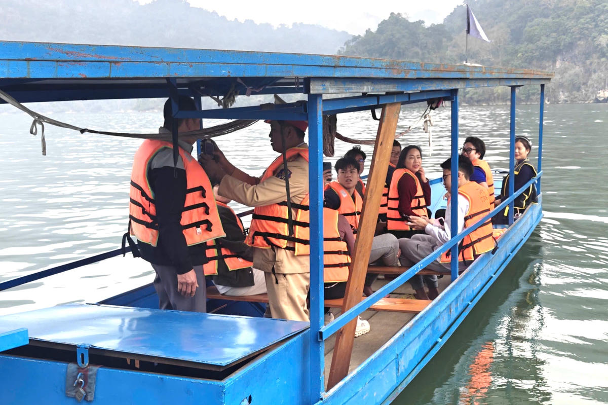 Cảnh sát giao thông tuyên truyền quy định an toàn giao thông đường thủy cho người tham gia giao thông. Ảnh: Công an Thái Nguyên.