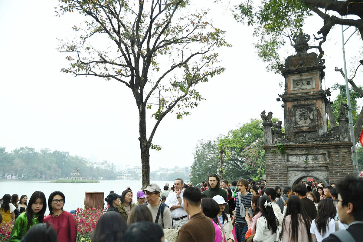 Hồ Gươm thu hút rất đông lượng khách tham quan. 	Ảnh: P. Sỹ