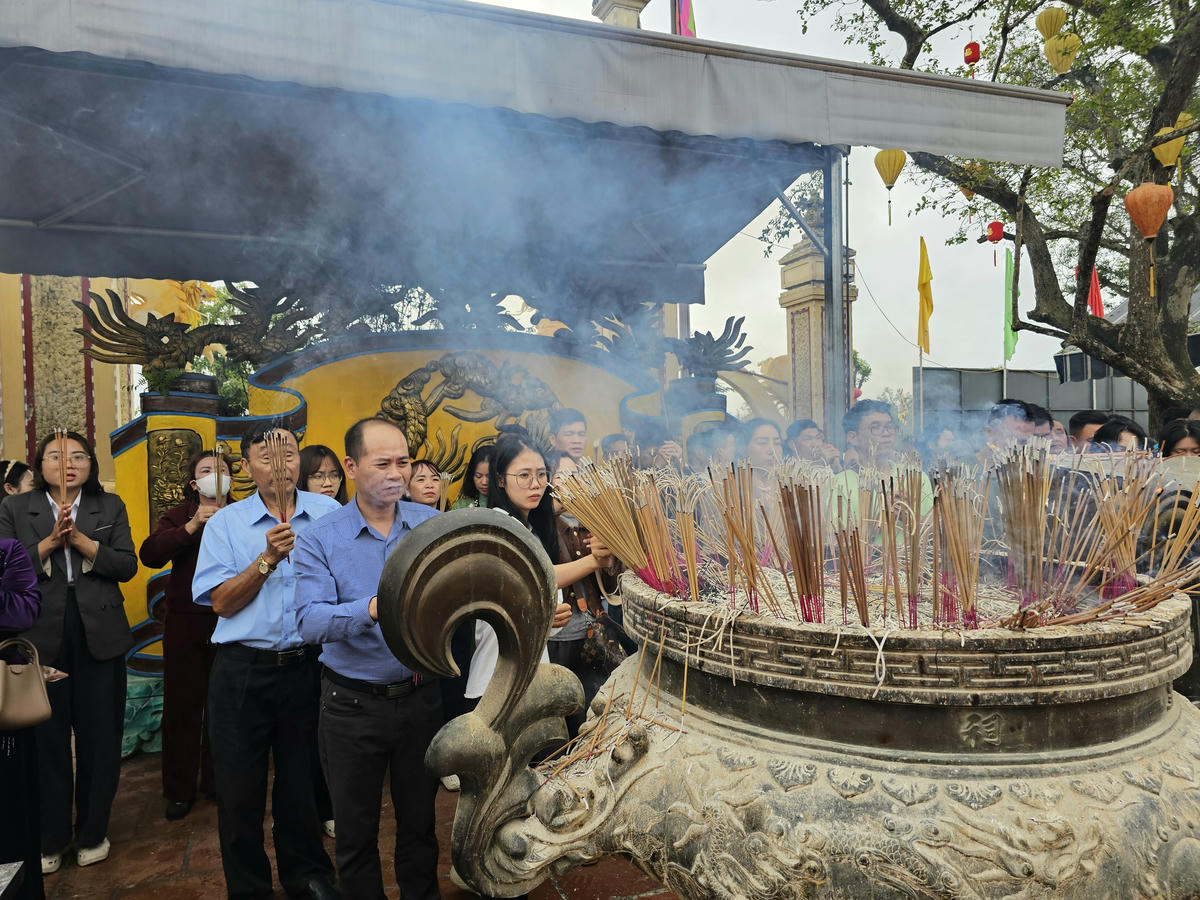 Ai cũng thành tâm thắp hương mong cầu những điều tốt đẹp nhất đến với mình và người thân. Ảnh: Quốc Thanh